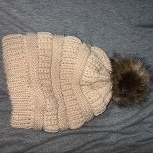 Knitted beanie with pompom